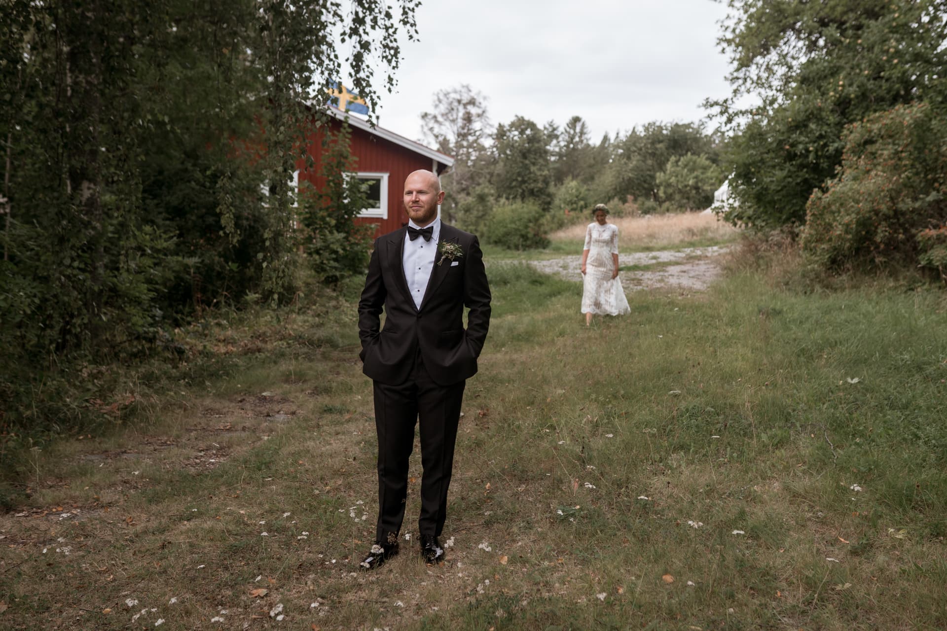 First look – brudgummen väntar medan bruden närmar sig – bröllopsfoto av Mehmet Budak