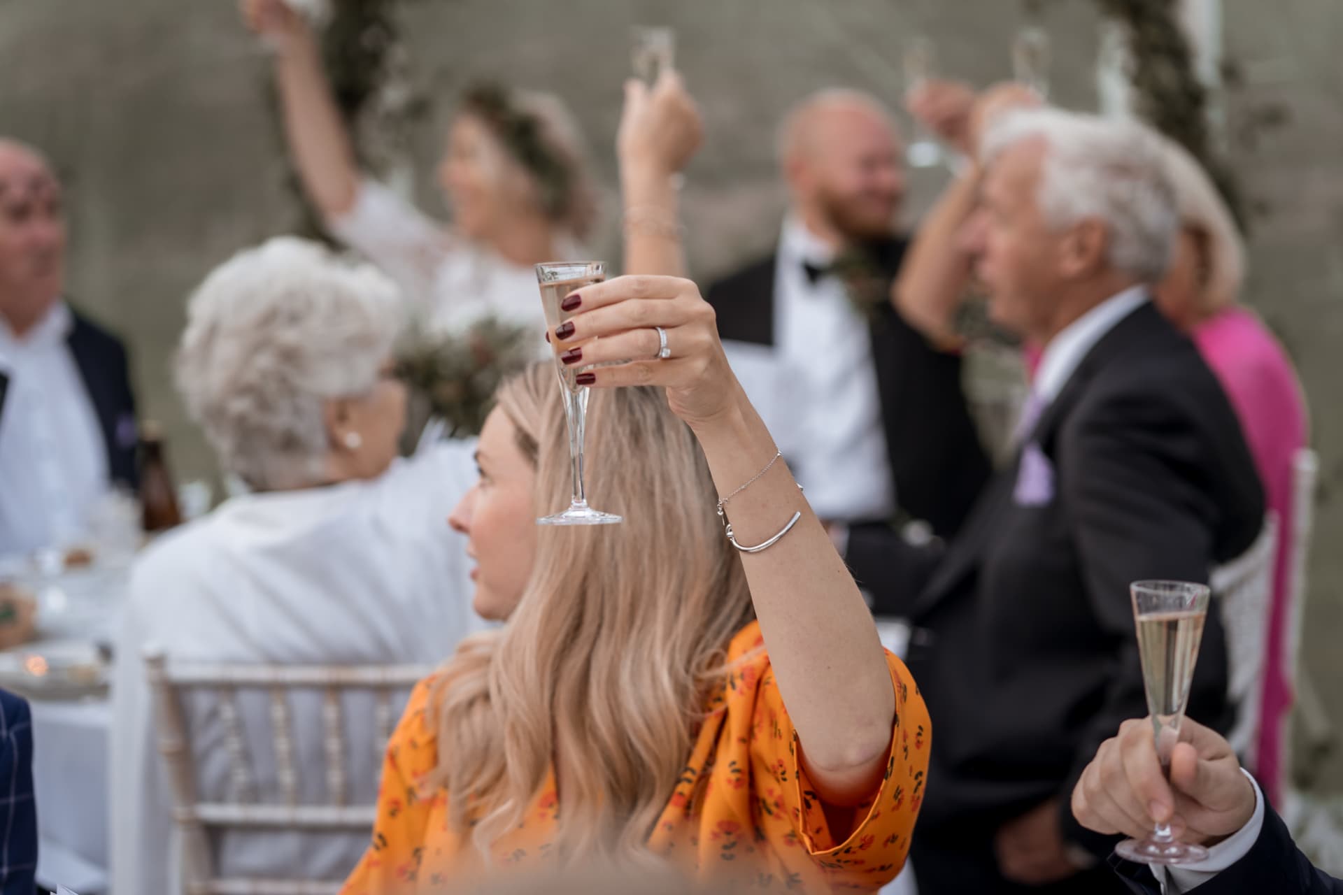 Gästerna höjer glasen i en skål – bröllopsfoto av Mehmet Budak