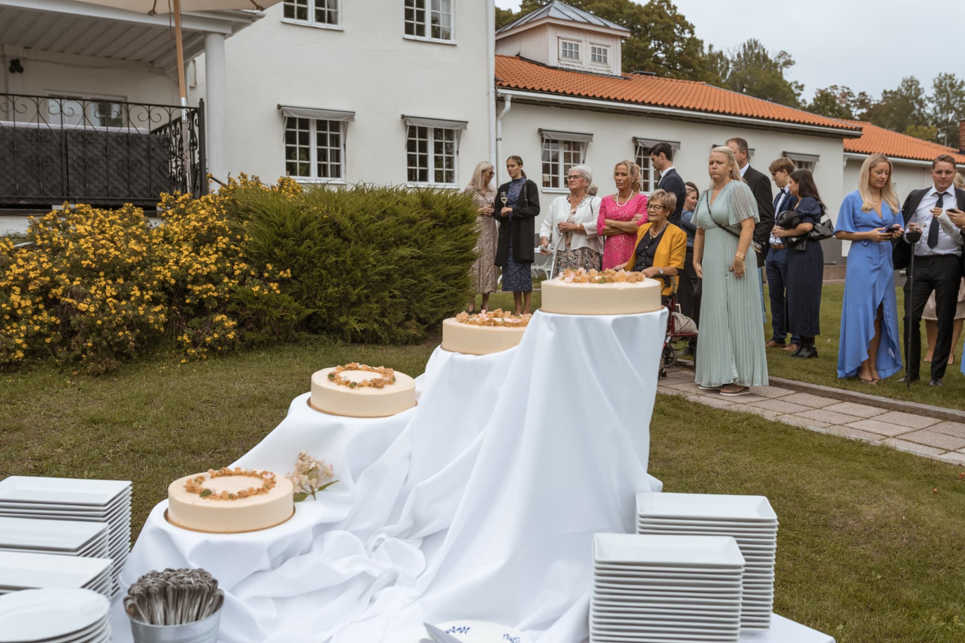 Bröllopstårtor uppdukade för gästerna vid Friiberghs Herrgård – bröllopsfoto av Mehmet Budak