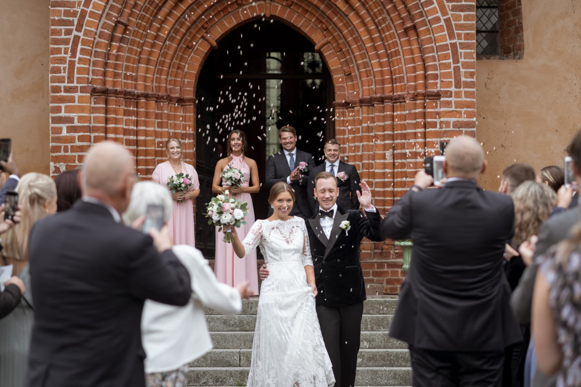 Risregn över brudparet på kyrktrappan – bröllopsfoto av Mehmet Budak