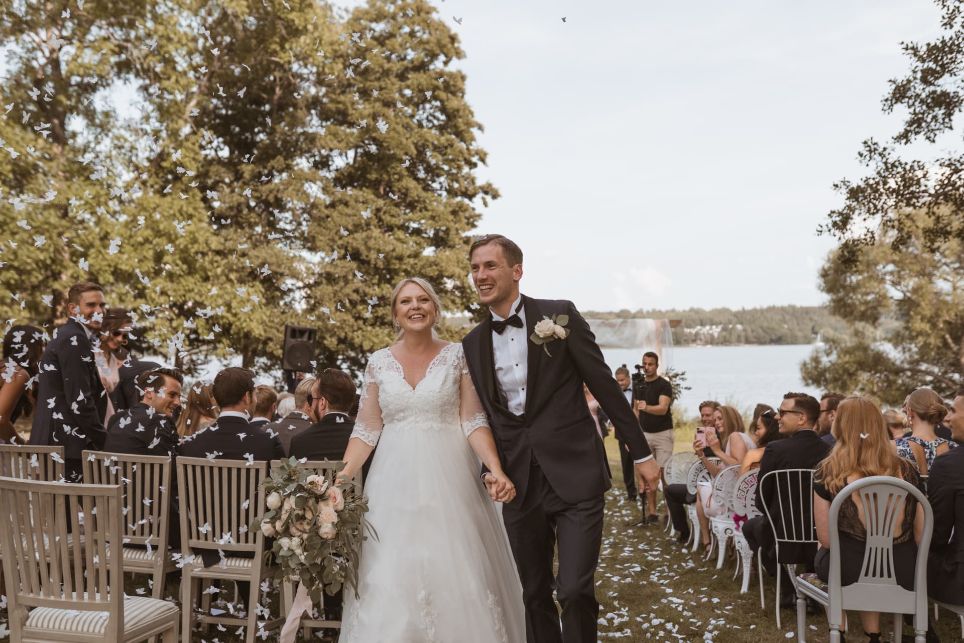 Christina & Mikael – Christina och Mikael går ut som nygifta genom ett regn av vita fjärilar på Ulvhälls Herrgård