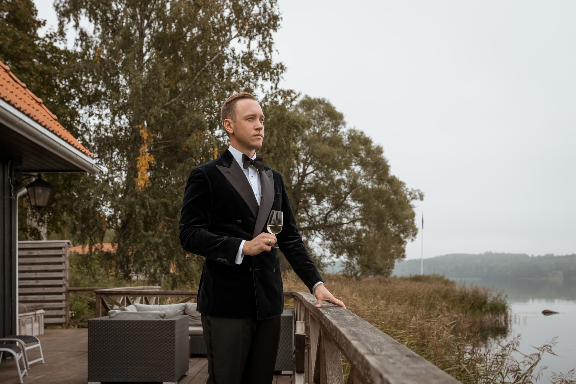 Porträtt av brudgummen i smoking vid vattnet – bröllopsfoto av Mehmet Budak