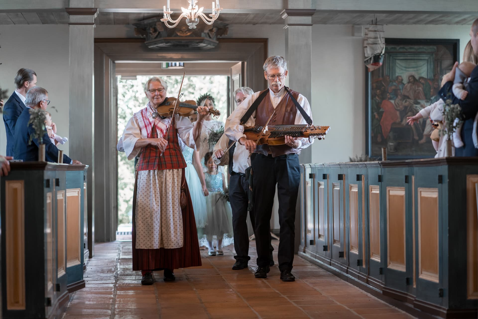 Spelmännen leder in bruden i kyrkan – bröllopsfoto av Mehmet Budak