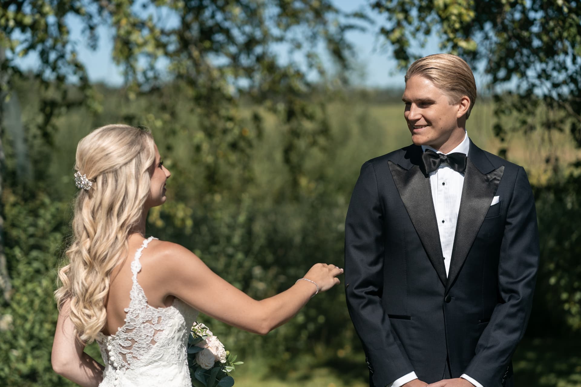 Brudgummen ser bruden för första gången på bröllopsdagen – bröllopsfoto av Mehmet Budak
