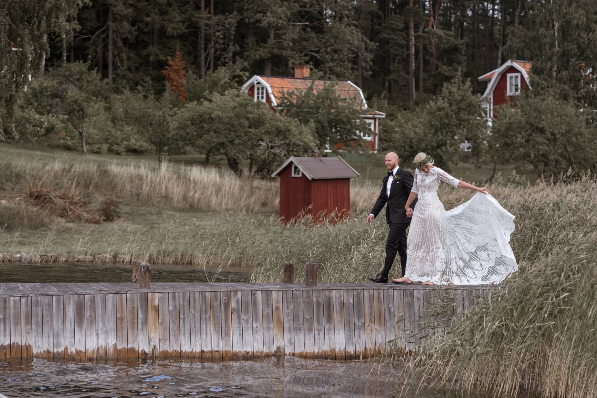 Brudpar håller om varandra i kvällssol under bröllopsfotografering i Sverige