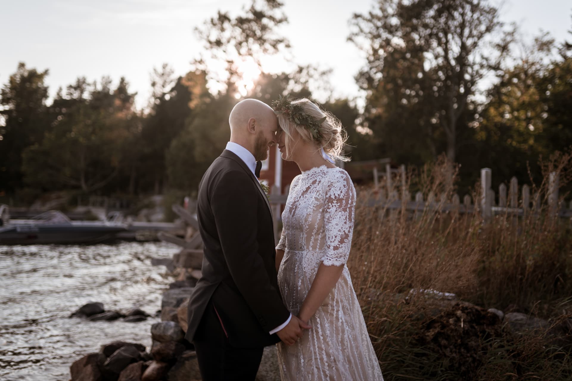 Brudparet panna mot panna i motljus – bröllopsfoto av Mehmet Budak