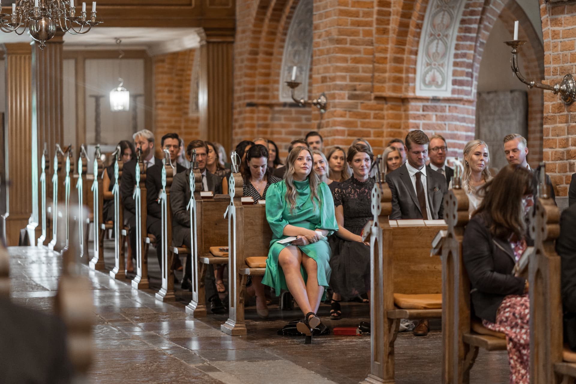 Gästerna i kyrkbänkarna under vigselakten – bröllopsfoto av Mehmet Budak