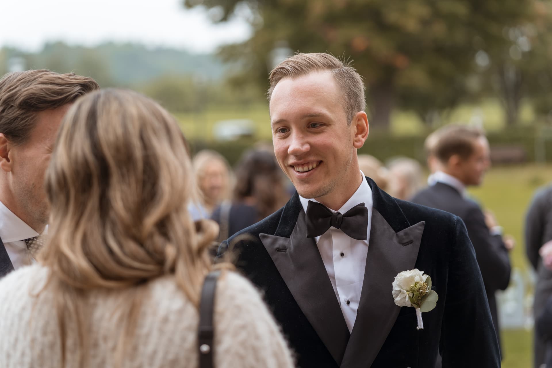 Brudgummen samtalar med gästerna efter vigseln – bröllopsfoto av Mehmet Budak