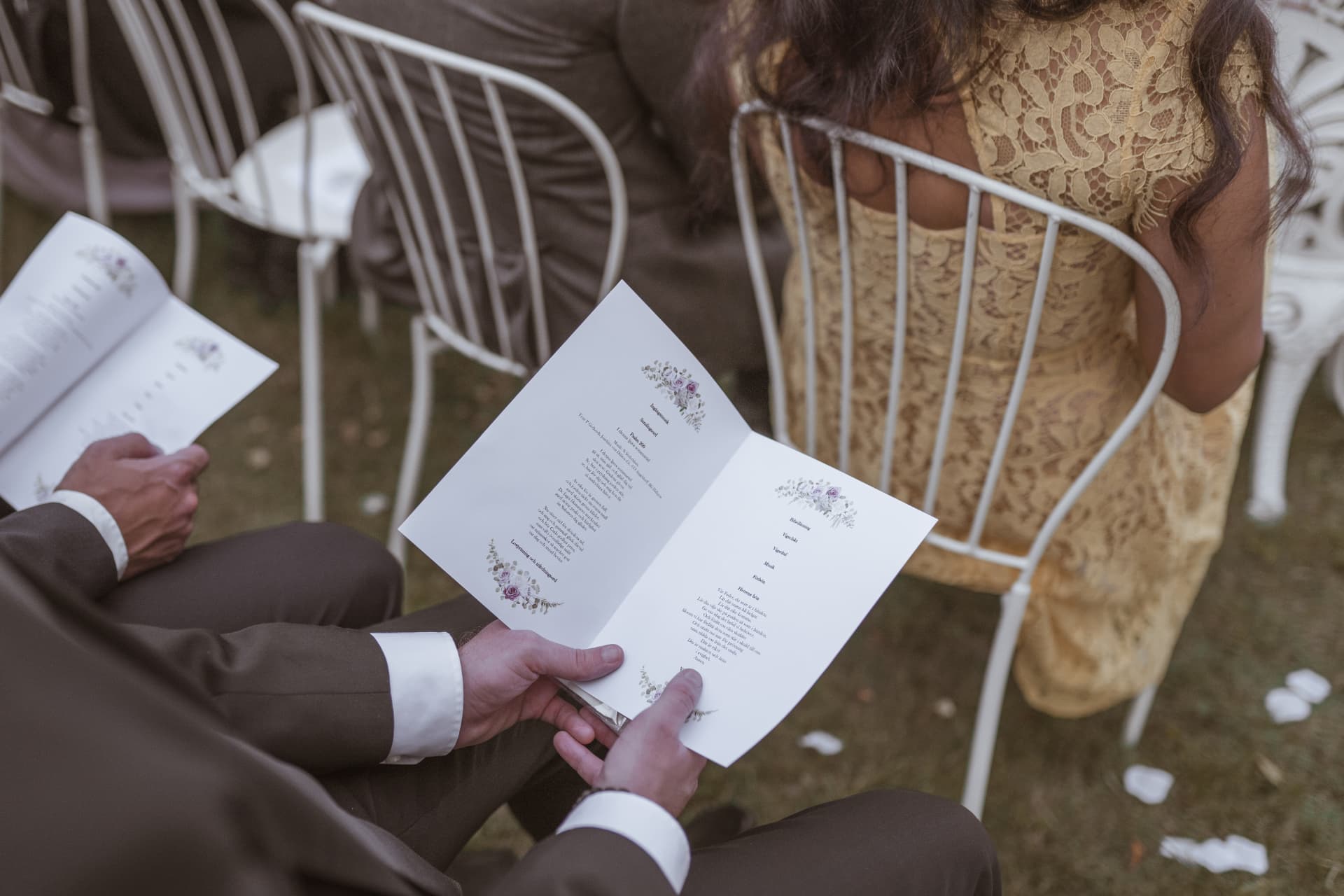 Gäster läser vigselprogrammet under ceremonin – bröllopsfoto av Mehmet Budak