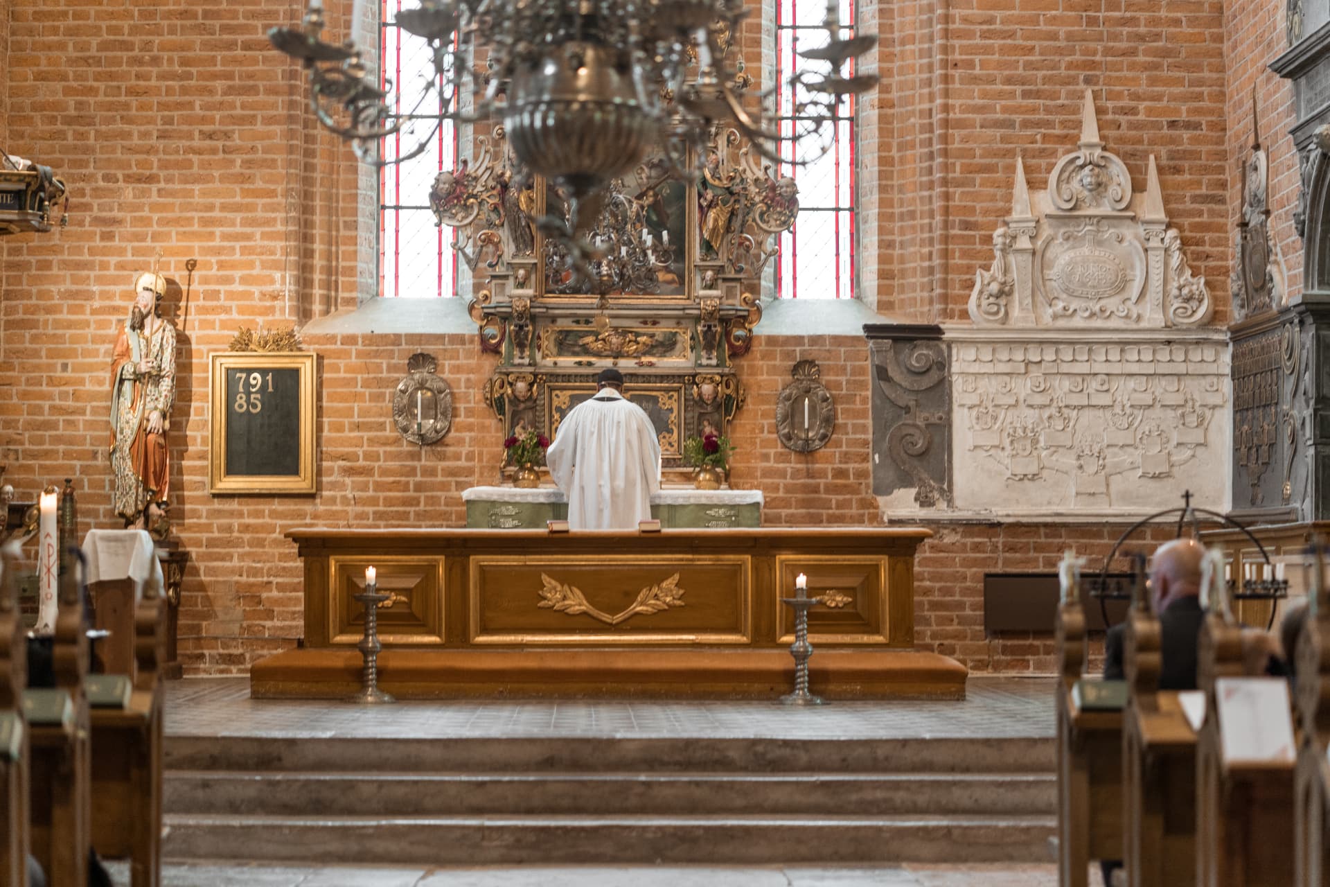 Prästen vid altaret i kyrkan innan brudparets intåg – bröllopsfoto av Mehmet Budak