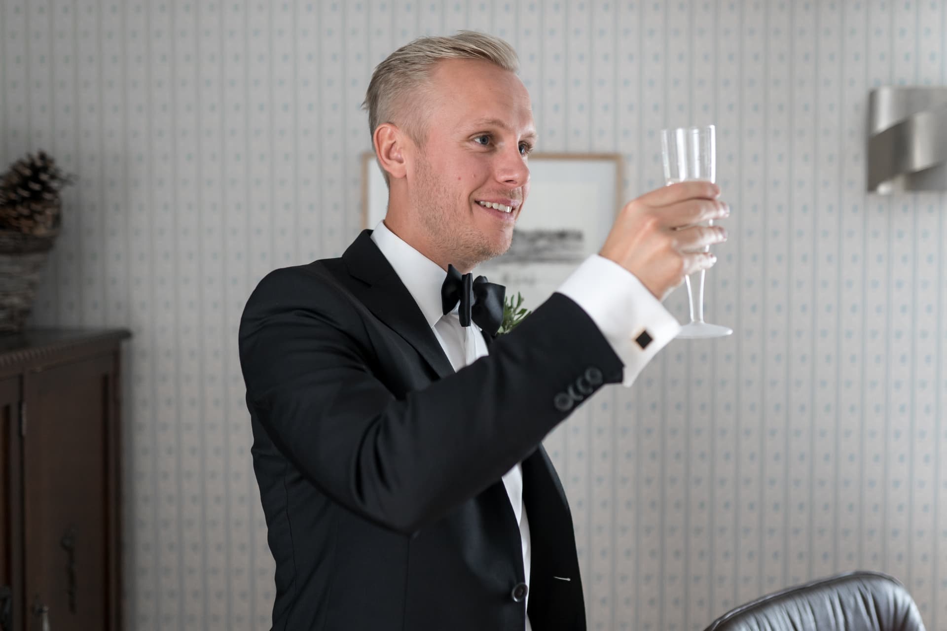 En av vännerna höjer glaset i en skål – bröllopsfoto av Mehmet Budak