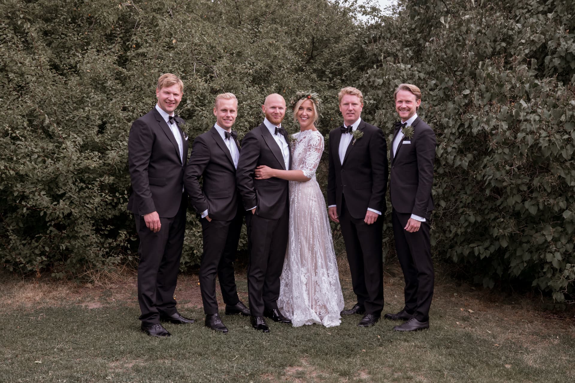 Brudparet tillsammans med brudgummens vänner i kostym – bröllopsfoto av Mehmet Budak
