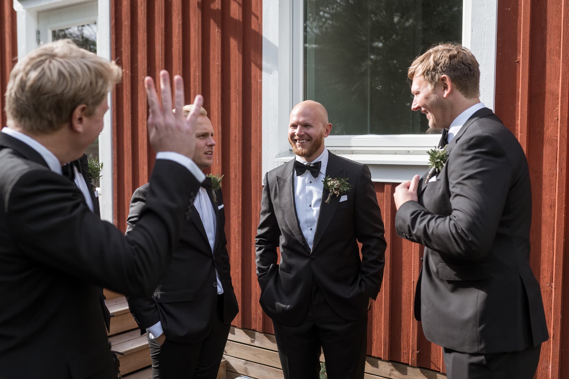 Brudgummen skrattar med vännerna i solen – bröllopsfoto av Mehmet Budak
