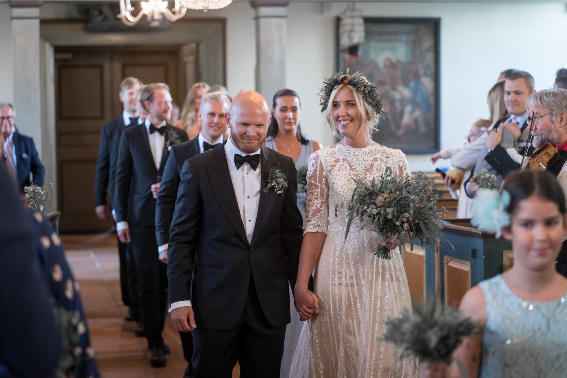 Brudparet går ut genom kyrkan hand i hand – bröllopsfoto av Mehmet Budak