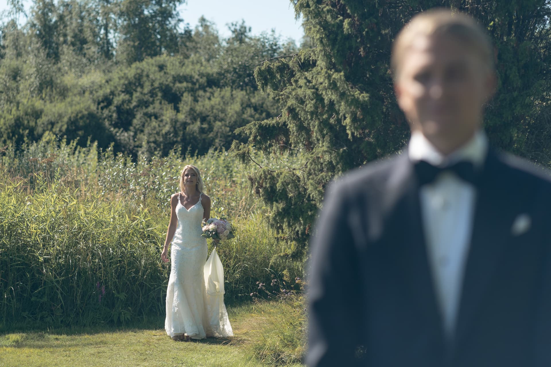 Bruden närmar sig brudgummen inför deras first look – bröllopsfoto av Mehmet Budak