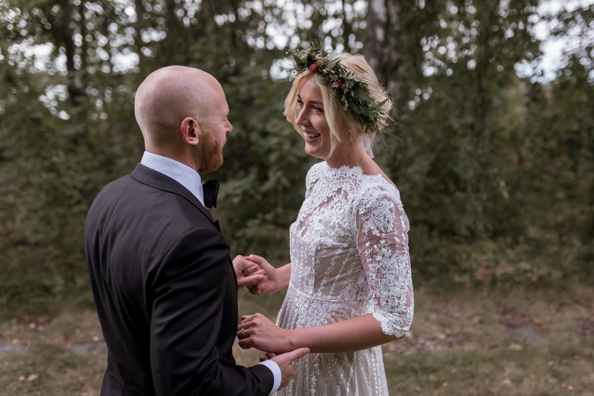 Brudparet ler mot varandra under first look – bröllopsfoto av Mehmet Budak