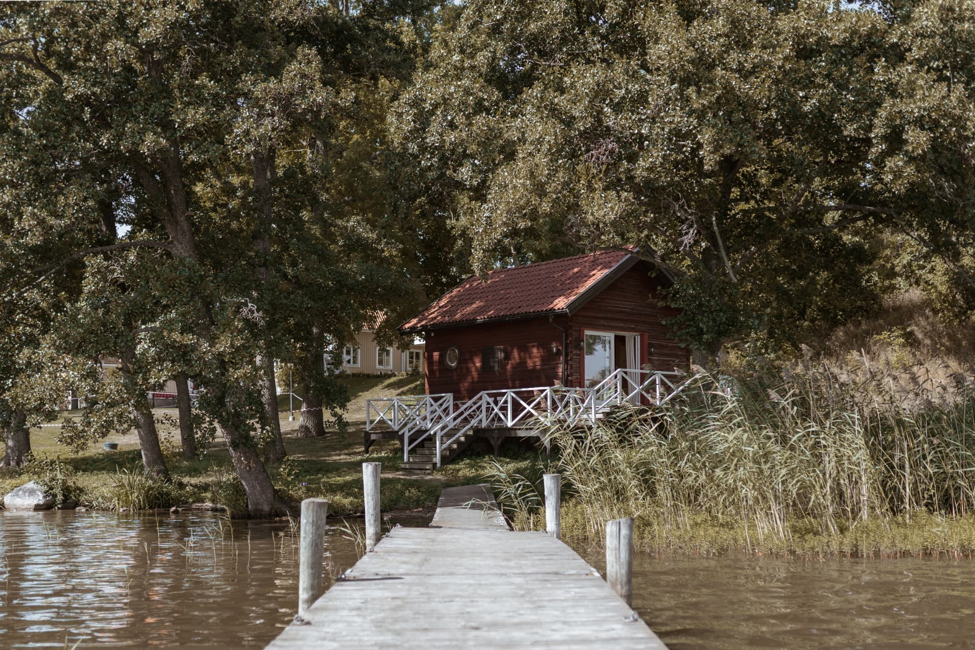 Den röda stugan vid bryggan på Ulvhälls Herrgård – bröllopsfoto av Mehmet Budak