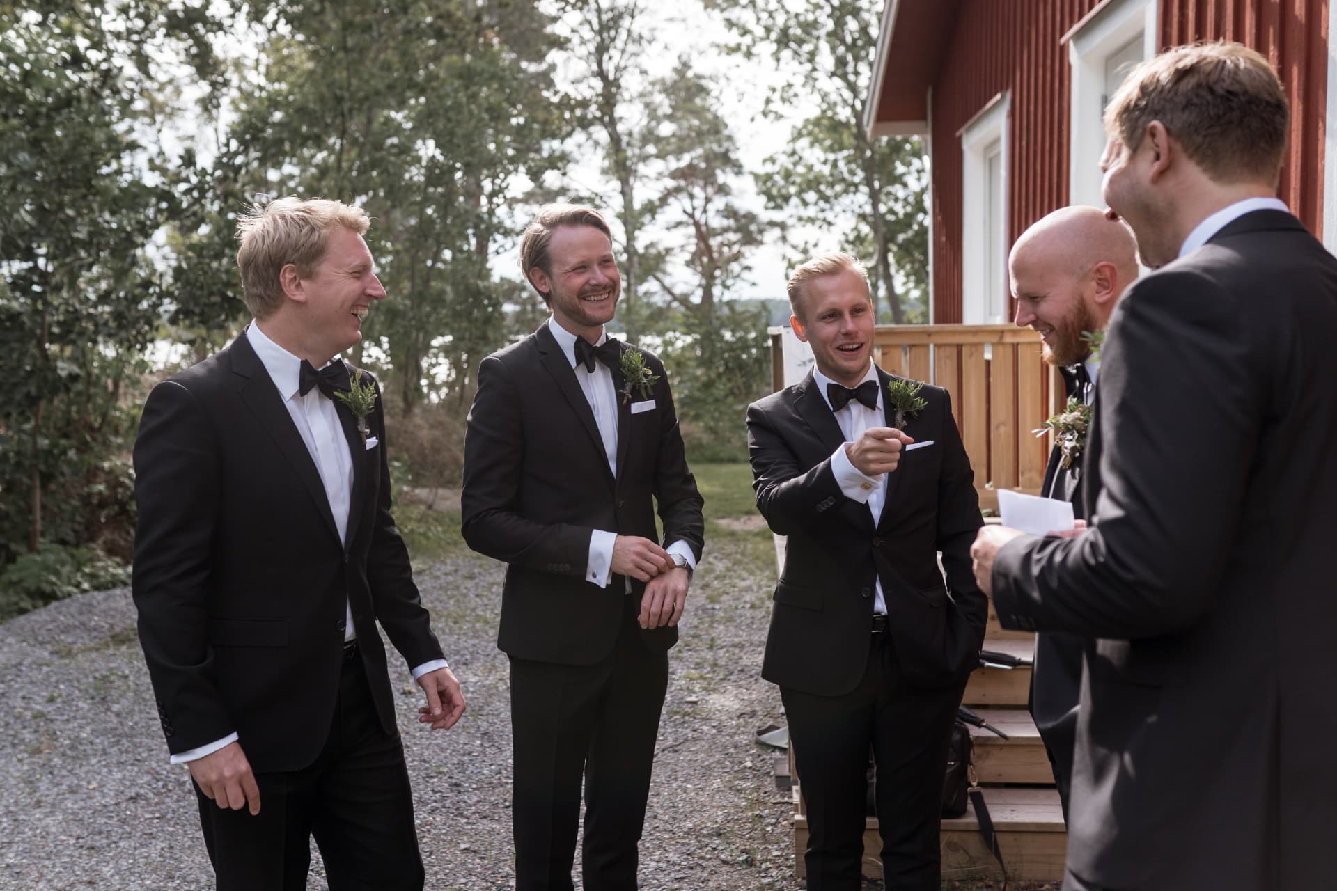 Skratt bland brudgummens vänner före vigseln – bröllopsfoto av Mehmet Budak