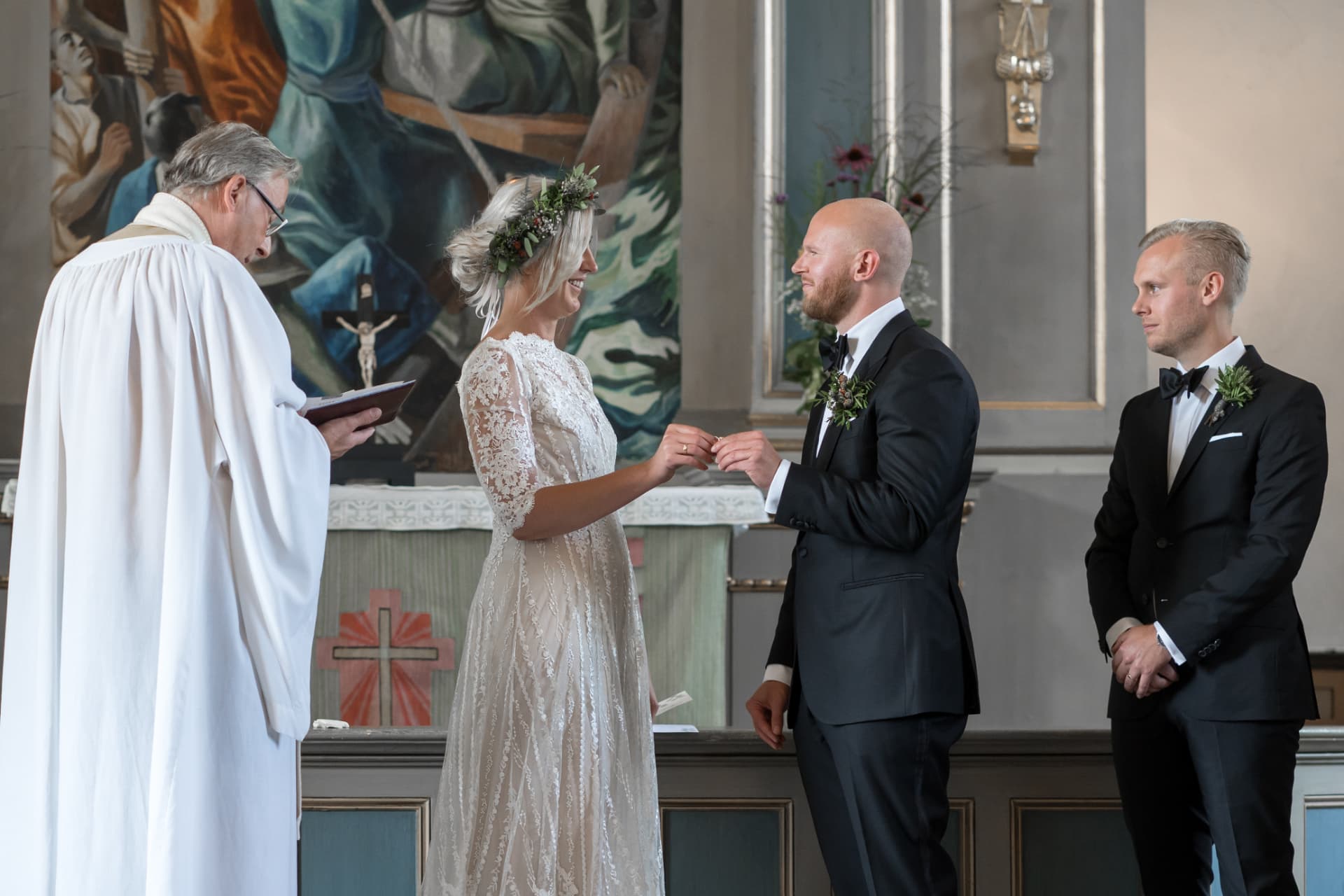 Ringarna växlas framför prästen – bröllopsfoto av Mehmet Budak