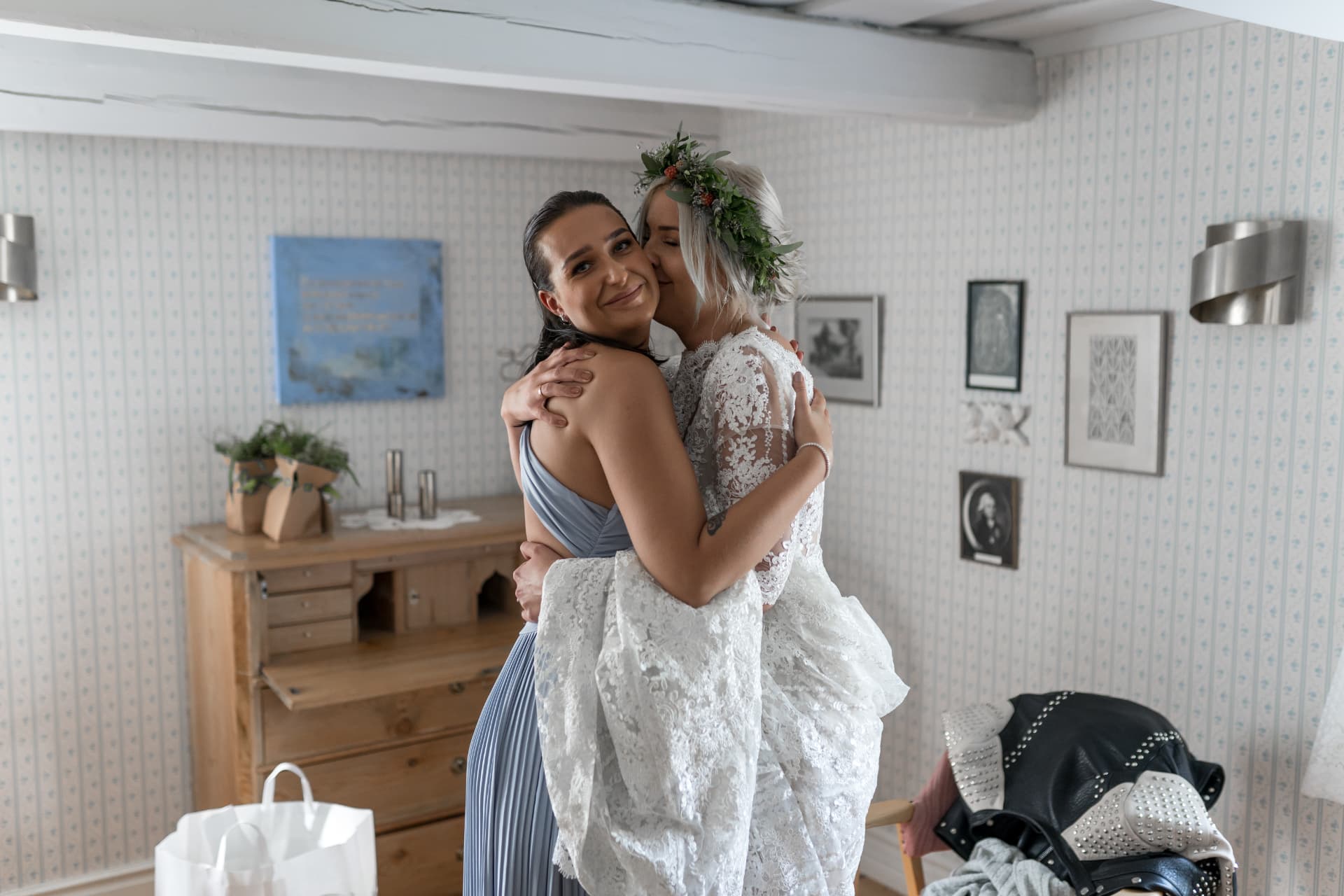 Bruden kramar en av tärnorna – bröllopsfoto av Mehmet Budak