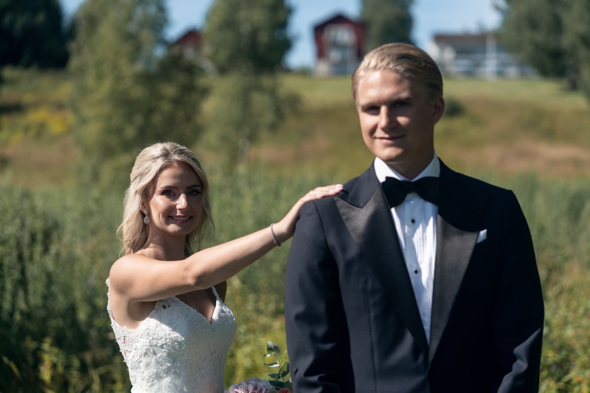 Bruden lägger handen på brudgummens axel under first look – bröllopsfoto av Mehmet Budak