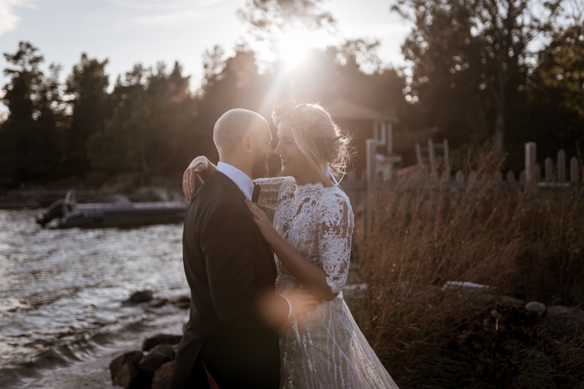 Sara och Johan – Sara och Johan i motljus vid vattnet på Yxlan