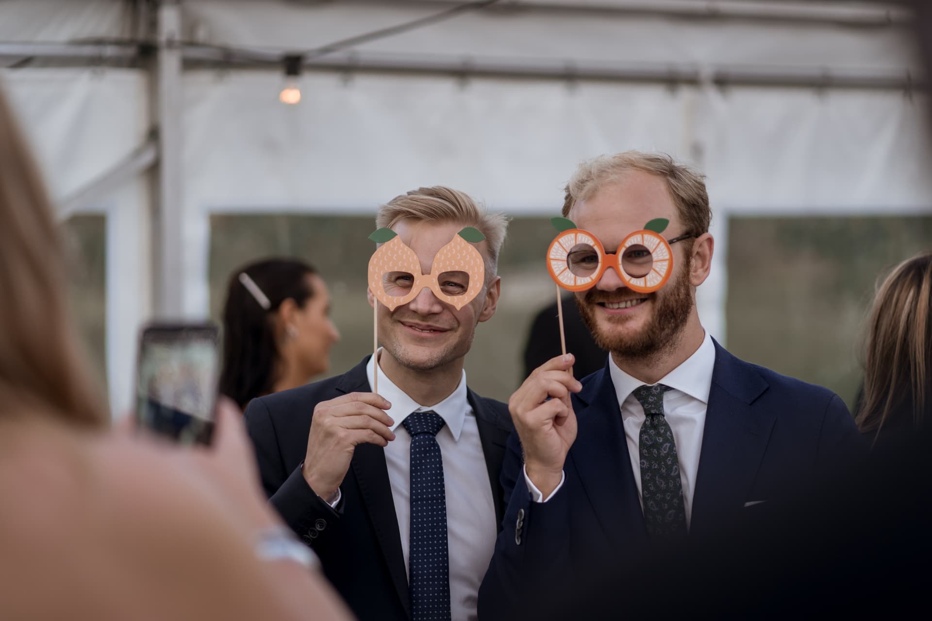 Gäster poserar med roliga pappersglasögon – bröllopsfoto av Mehmet Budak