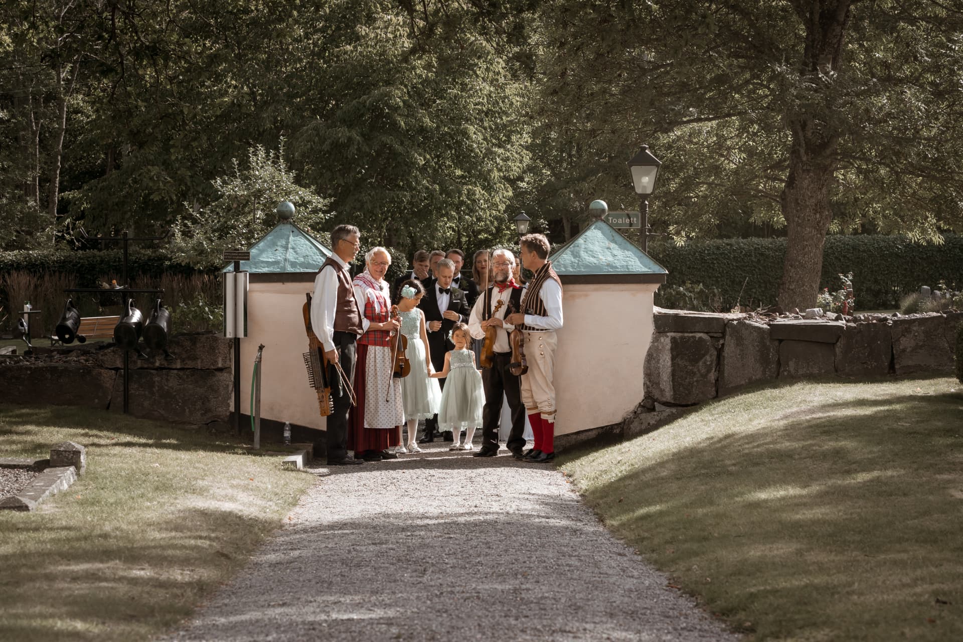 Spelmän i folkdräkt väntar utanför kyrkan – bröllopsfoto av Mehmet Budak