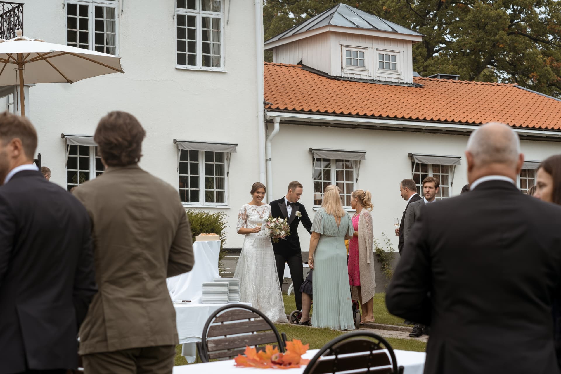 Brudparet anländer till minglet vid Friiberghs Herrgård – bröllopsfoto av Mehmet Budak