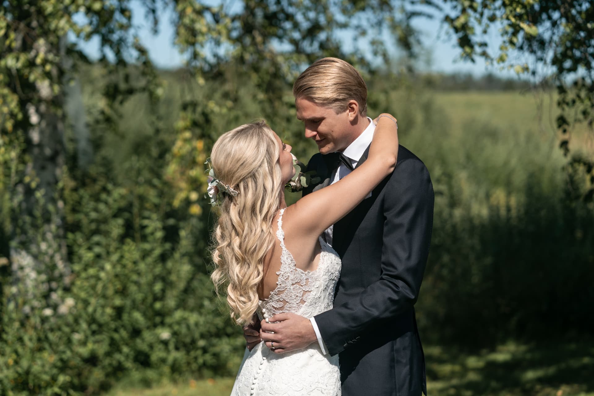 Brudparet omfamnar varandra bland björkarna i Sunne – bröllopsfoto av Mehmet Budak
