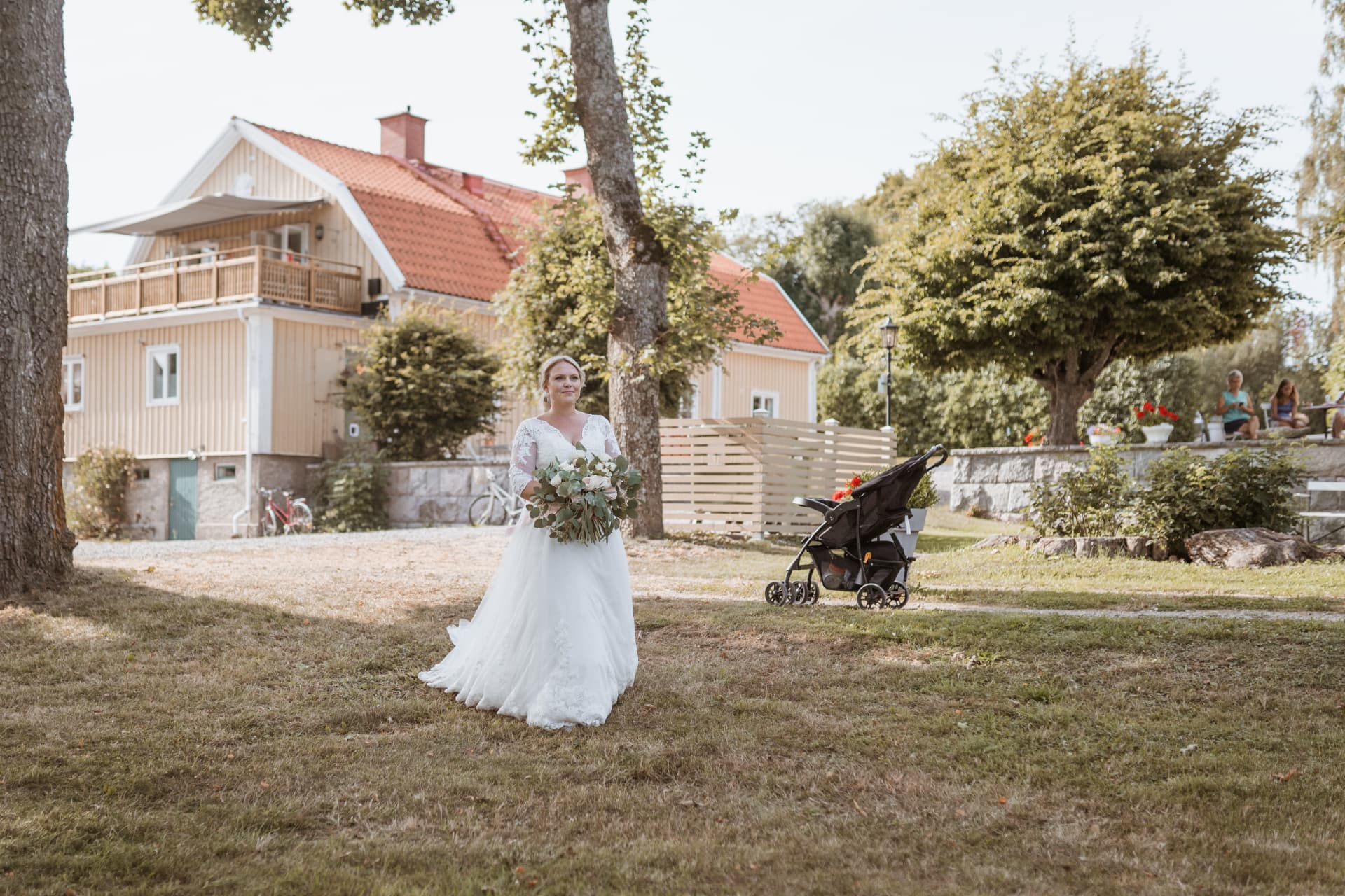 Bruden kommer gående med brudbuketten mot vigseln – bröllopsfoto av Mehmet Budak