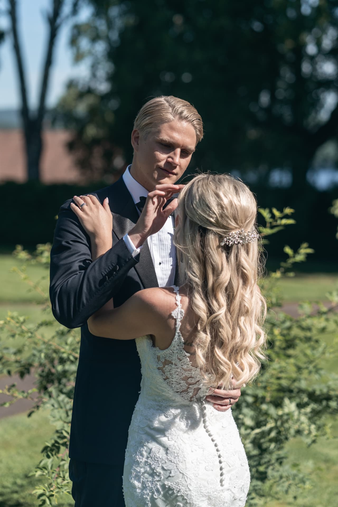 Brudparet dansar tätt tillsammans i herrgårdens trädgård – bröllopsfoto av Mehmet Budak