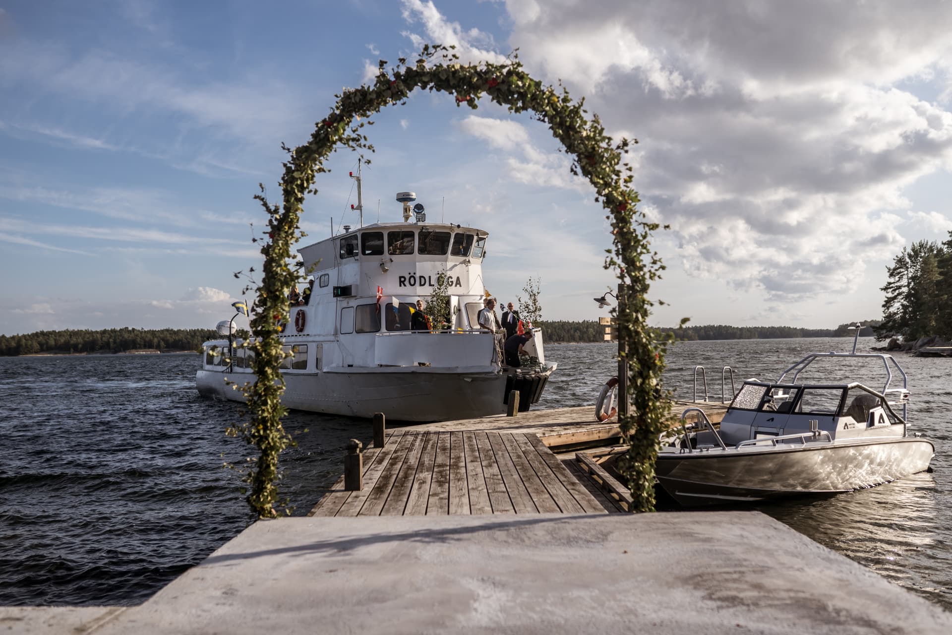 Båten Rödlöga vid bryggan under en björkbåge – bröllopsfoto av Mehmet Budak