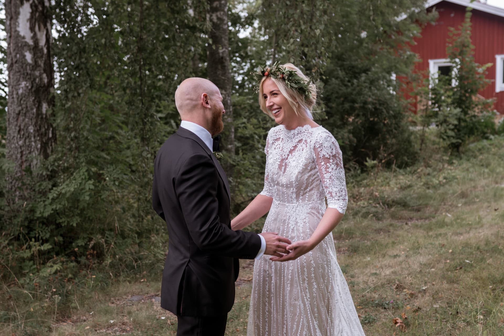 Brudparets first look – bruden skrattar mot brudgummen – bröllopsfoto av Mehmet Budak