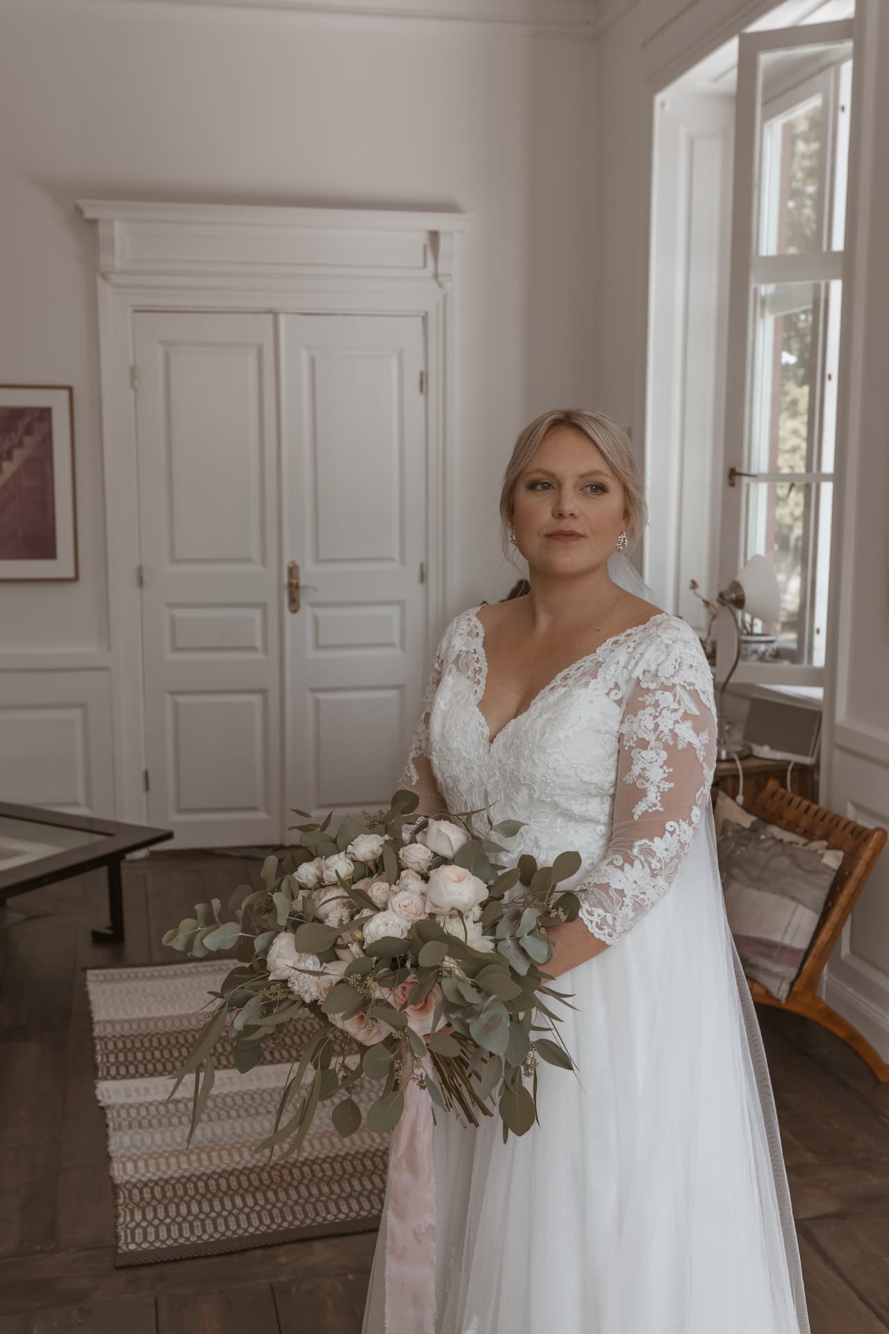 Porträtt av bruden med brudbukett av rosor och eukalyptus – bröllopsfoto av Mehmet Budak