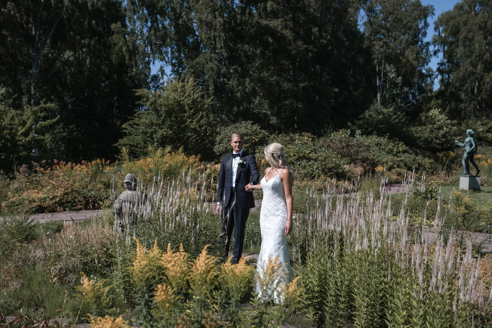 Märta & Felix – Märta och Felix bland blommorna i herrgårdsparken i Sunne