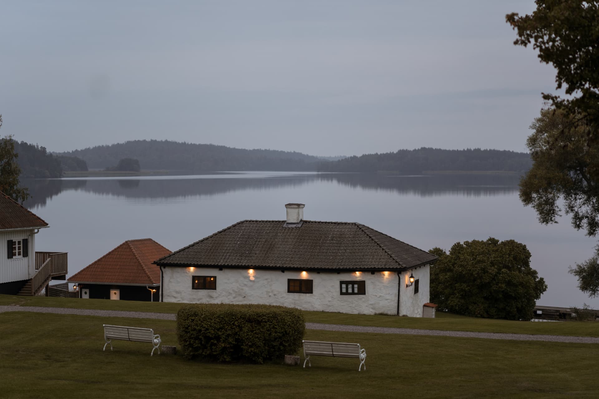 Friiberghs Herrgård och Mälaren i kvällsljus – bröllopsfoto av Mehmet Budak